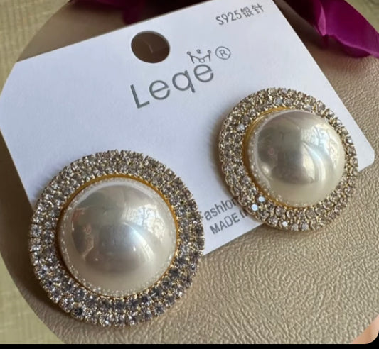 Suhana pearl studs