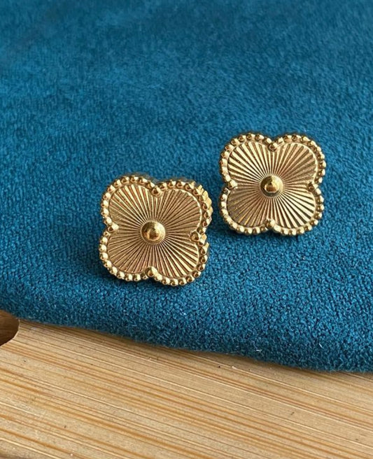 Clover golden studs