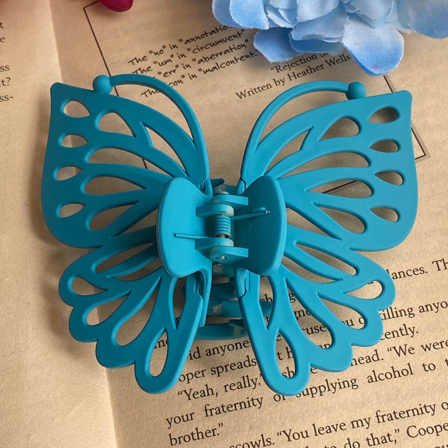 Butterfly clutcher