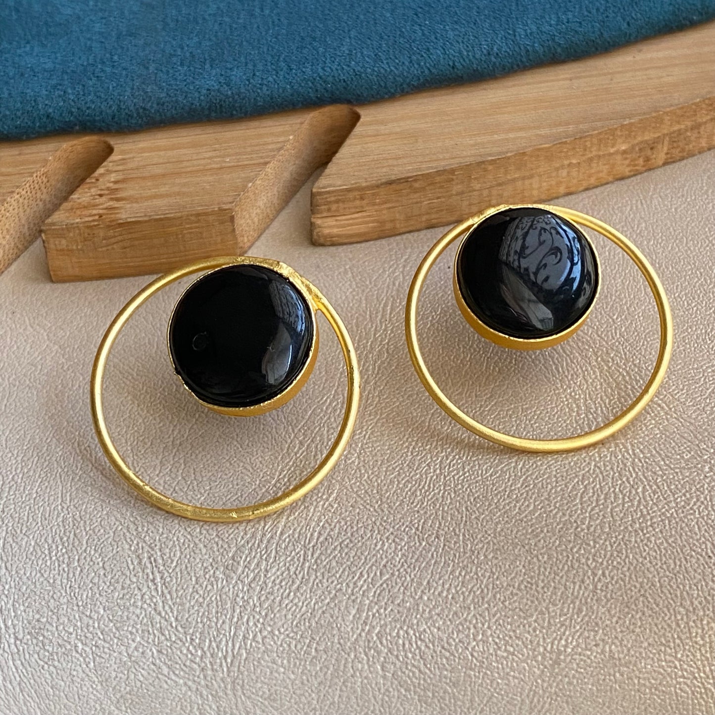 Round gemstone studs