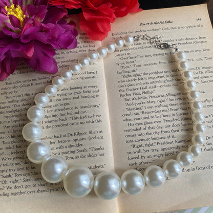 Elegant pearl choker