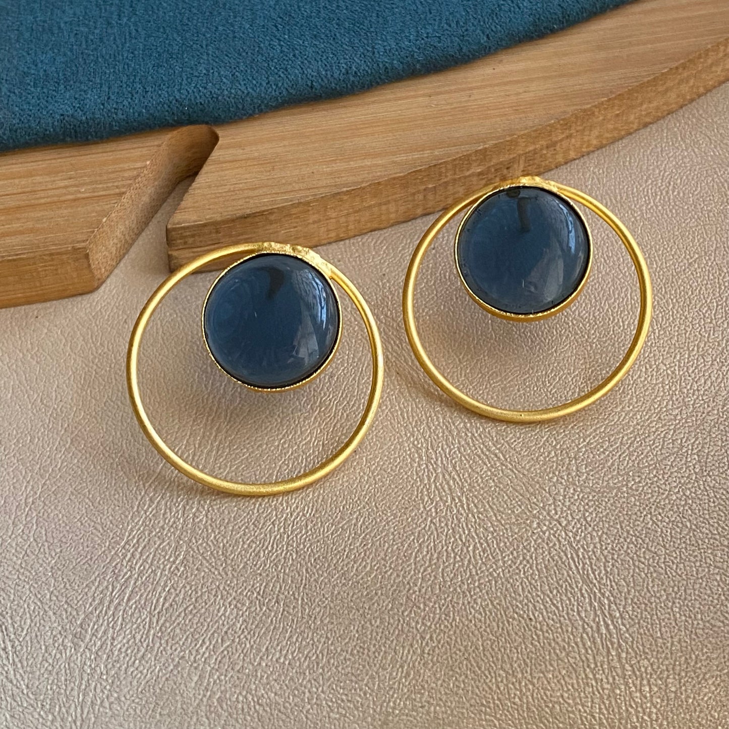 Round gemstone studs