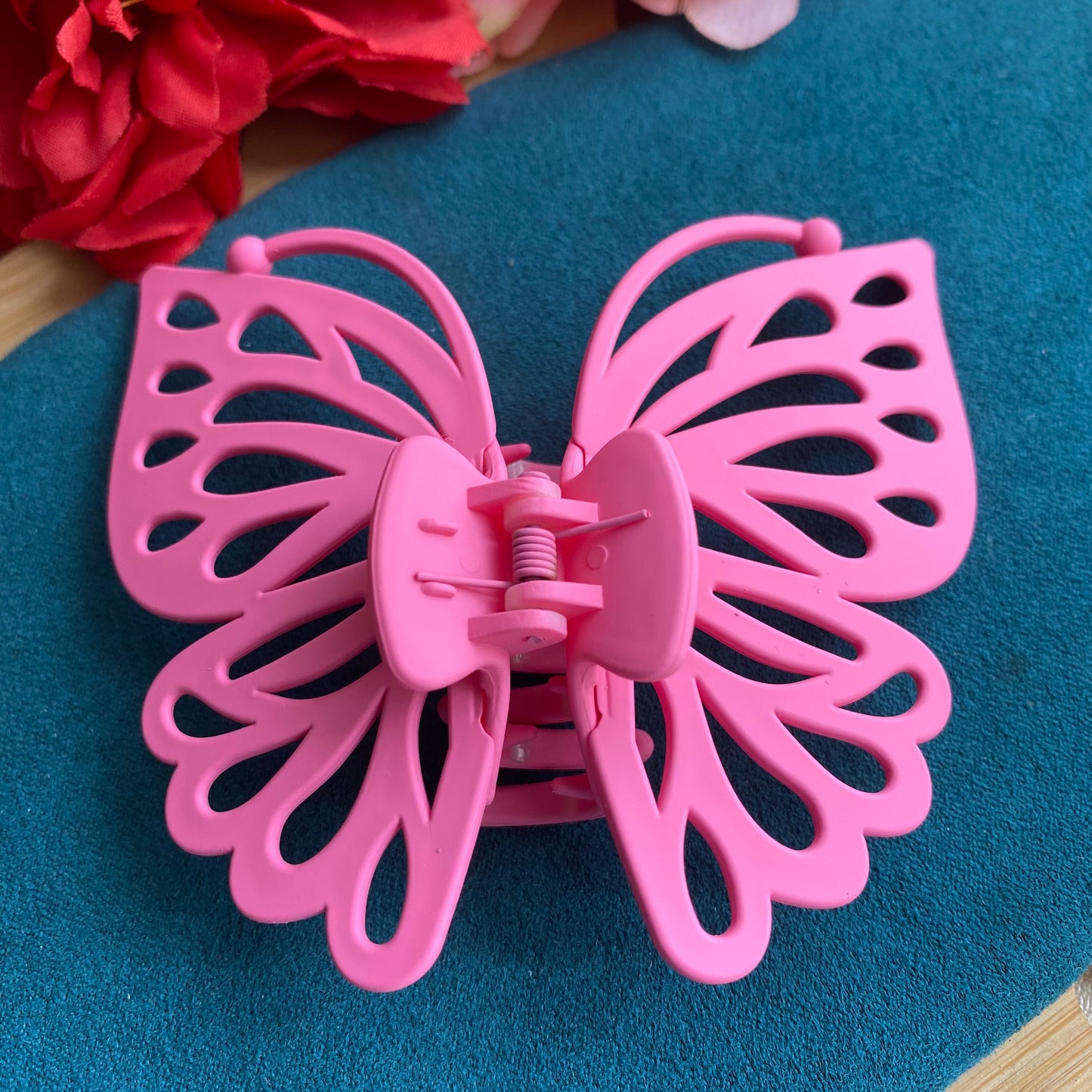 Butterfly clutcher