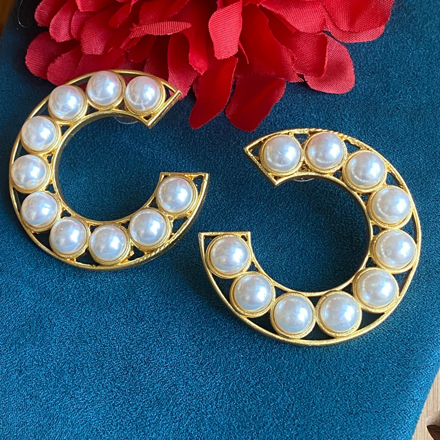 Half circle Pearl studs (golden)