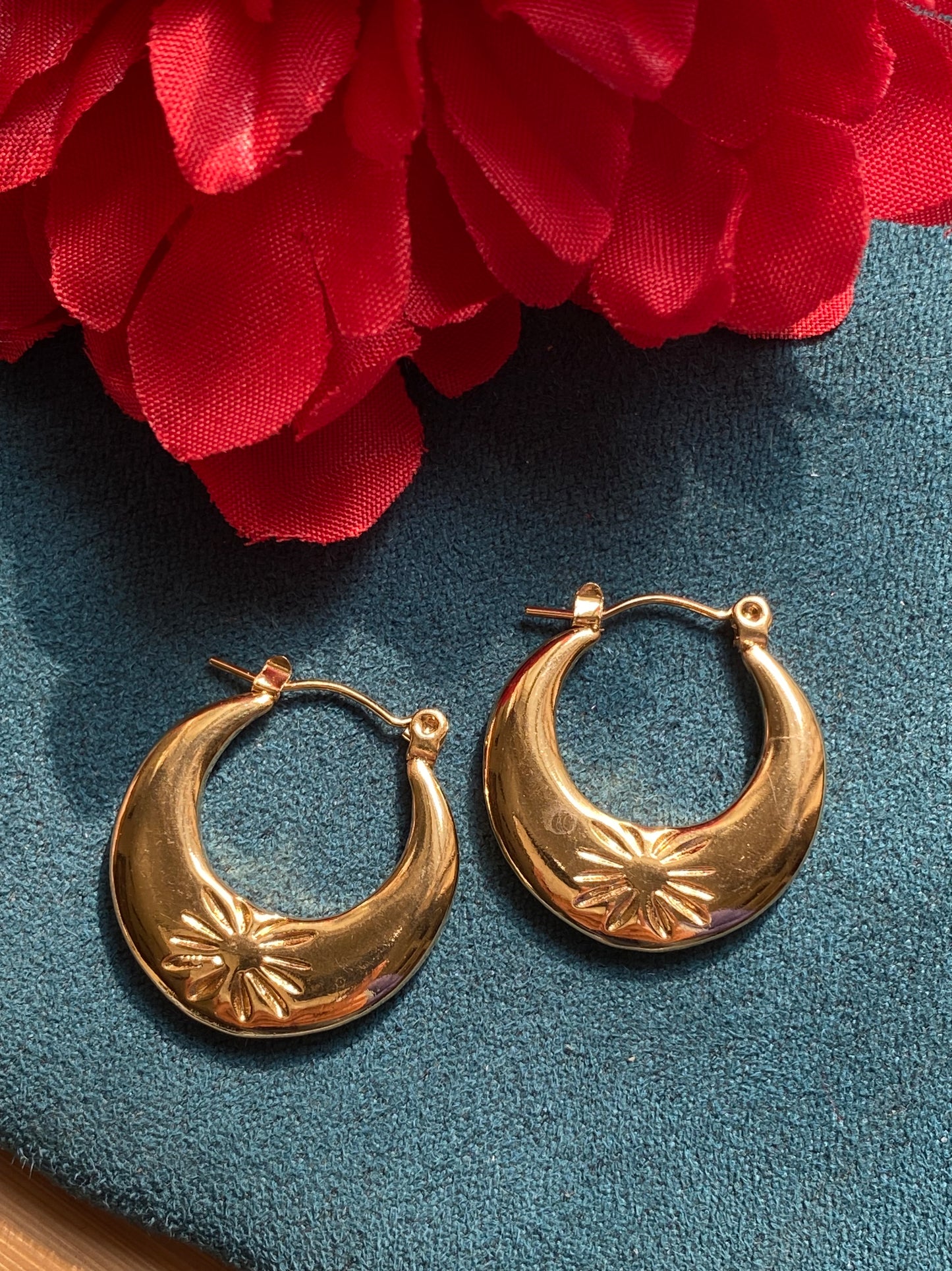 Petunia gold hoops