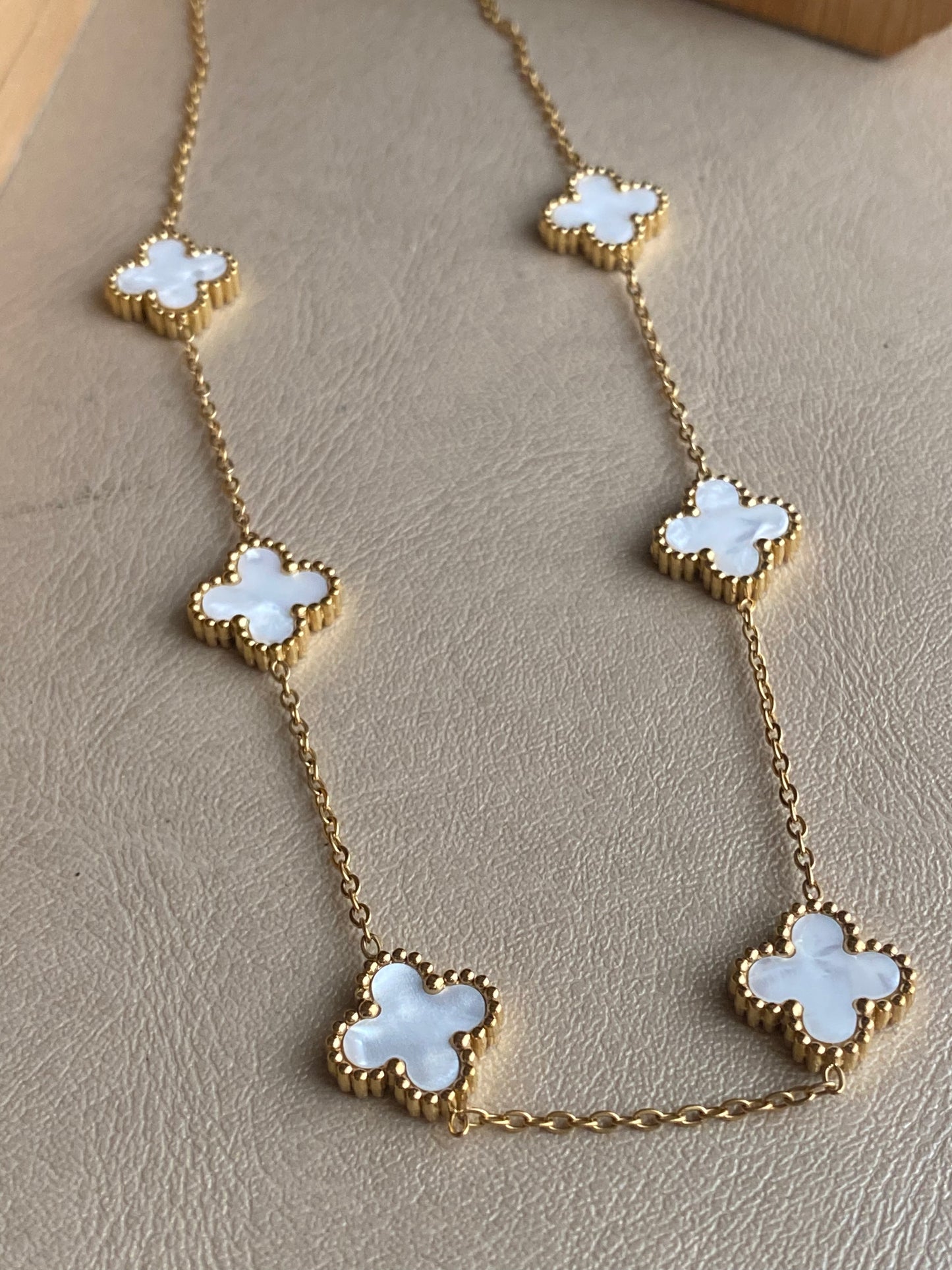 Nia clover chain (white)