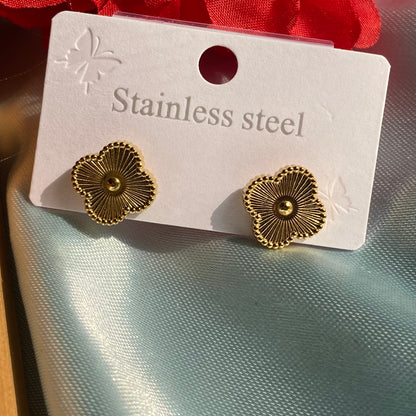 Clover golden studs