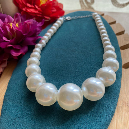 Elegant pearl choker