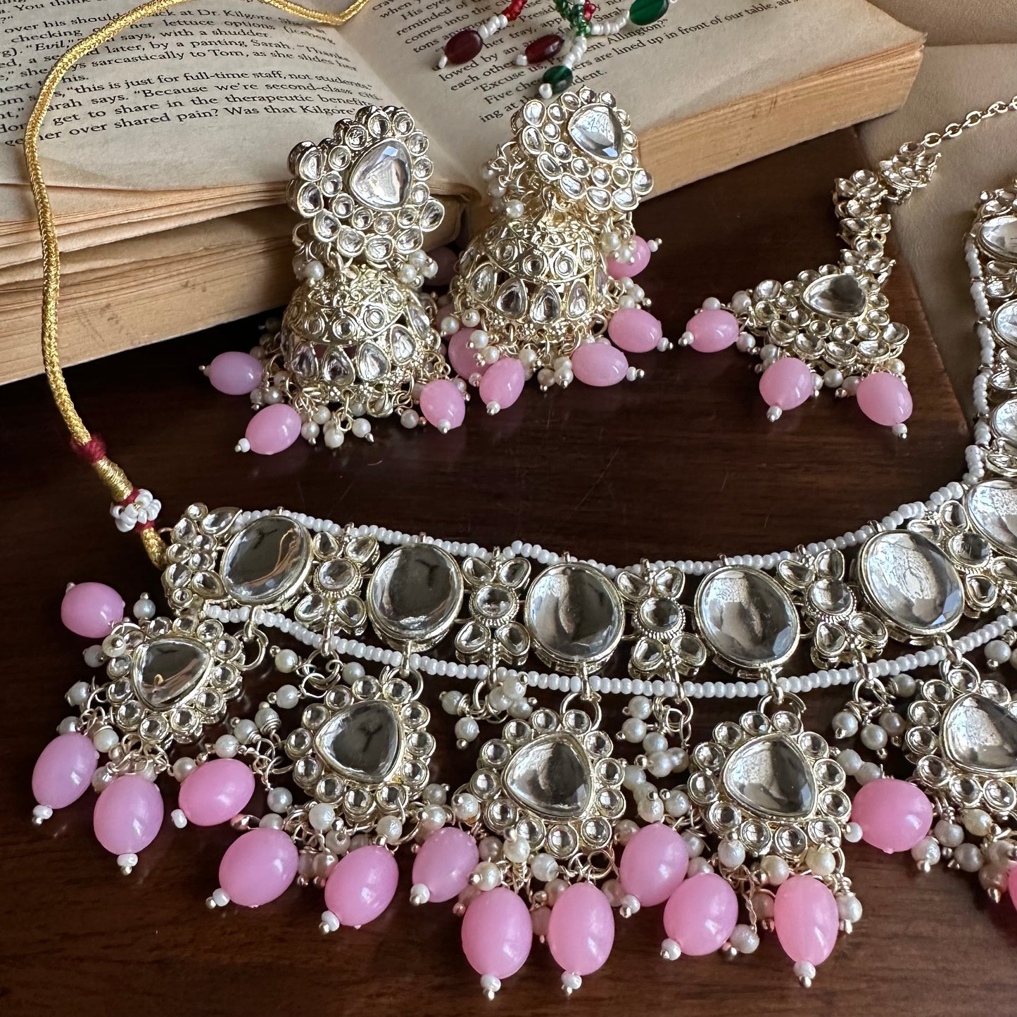 Leesha choker (baby pink)