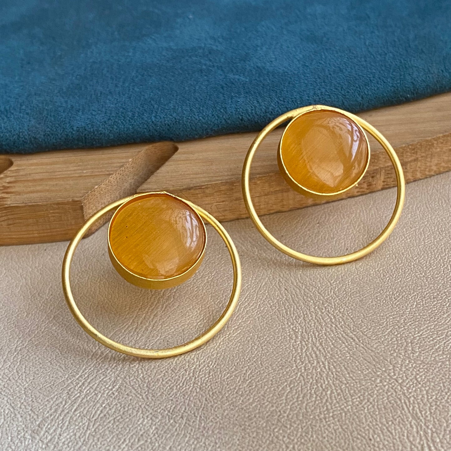 Round gemstone studs