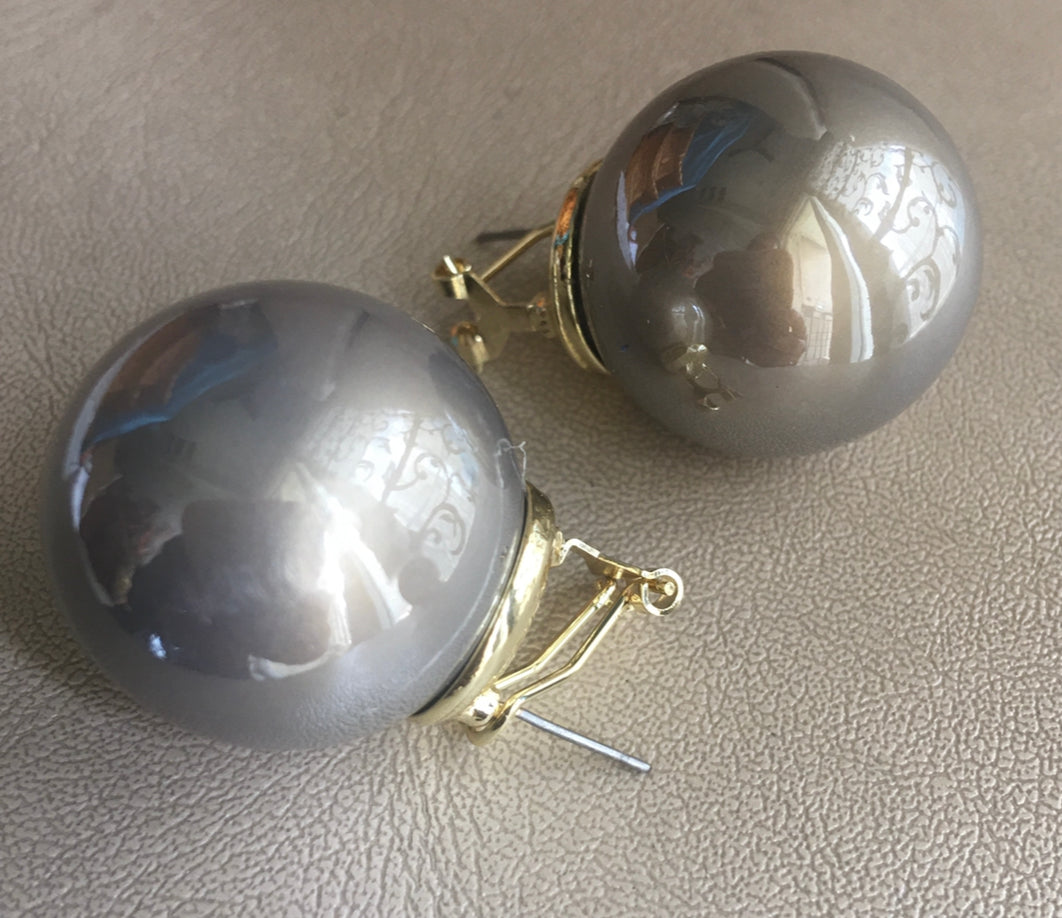 Oversized grey pearl studs