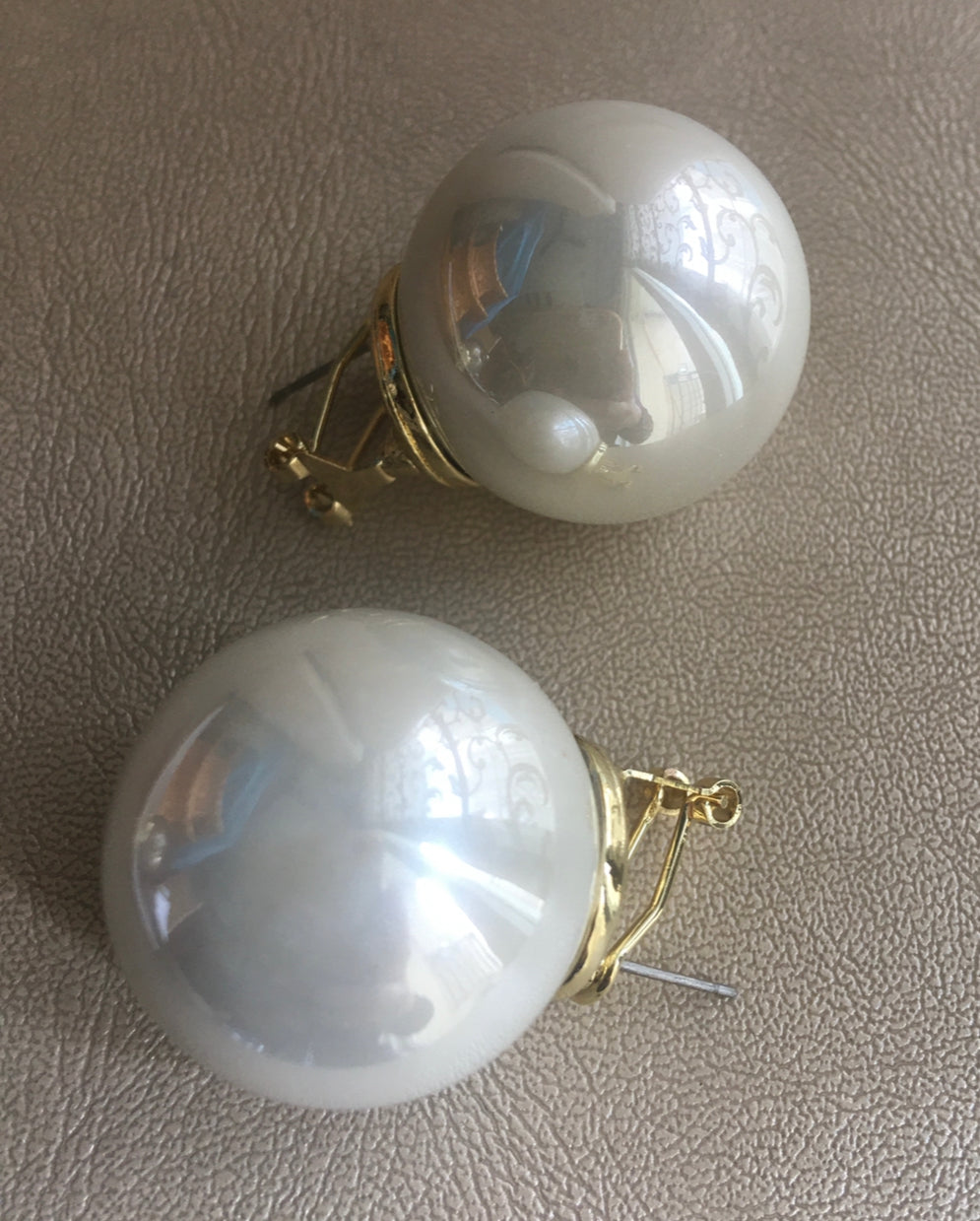 Oversized Pearl studs