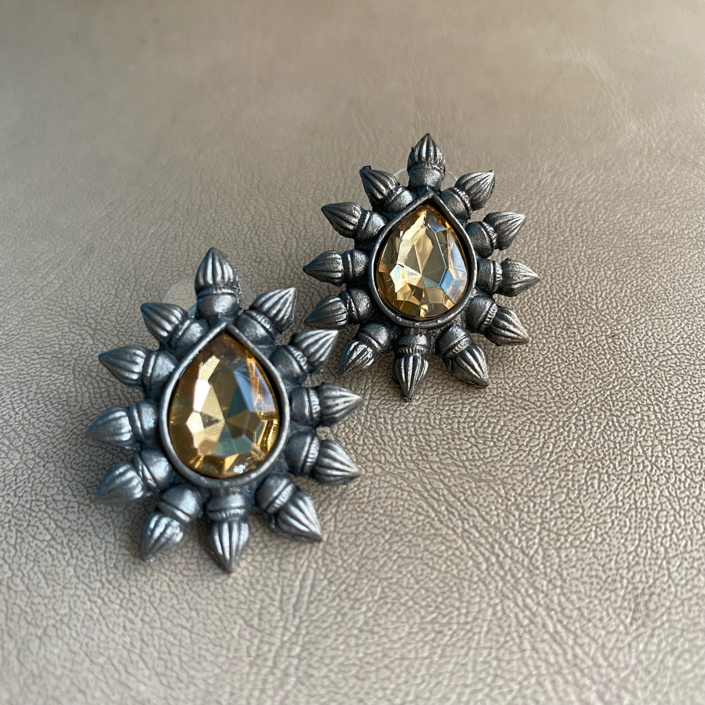 Stone drop studs