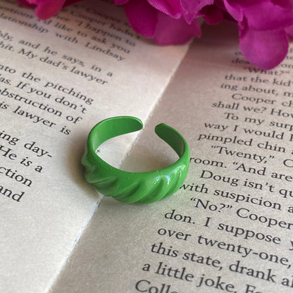 Set of 4 trendy rings in GREEN