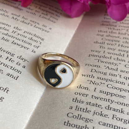 Metal yin yang-ring