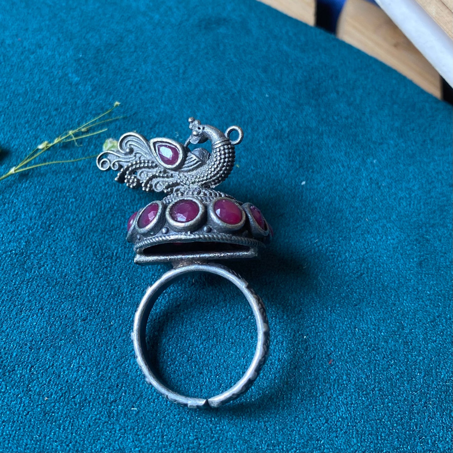 Peacock oxidised ring