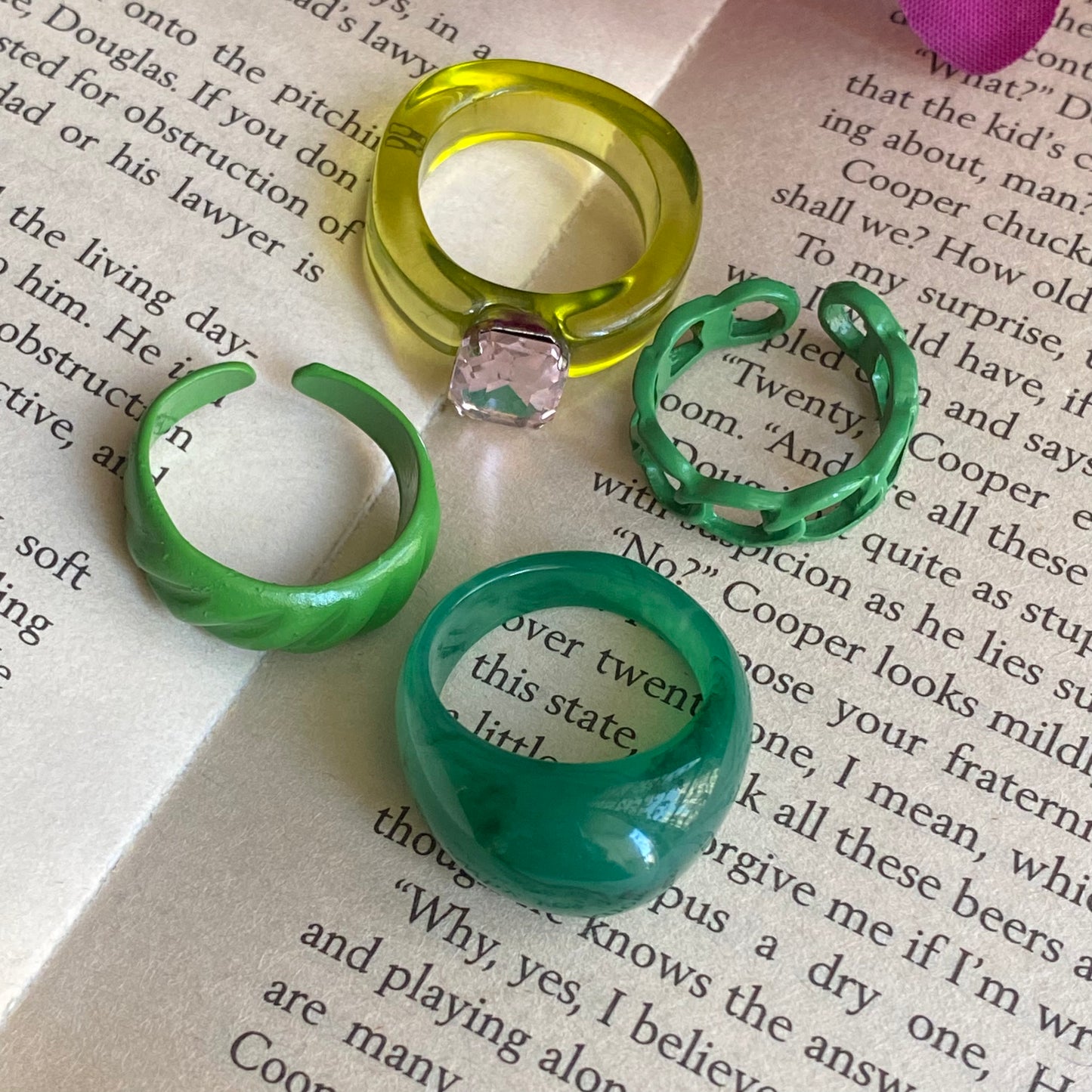 Set of 4 trendy rings in GREEN