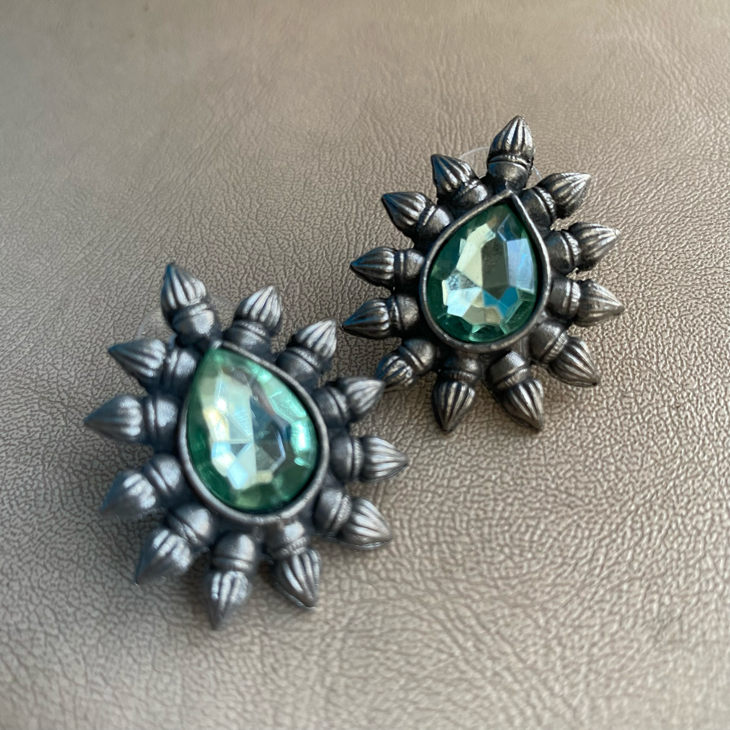 Stone drop studs