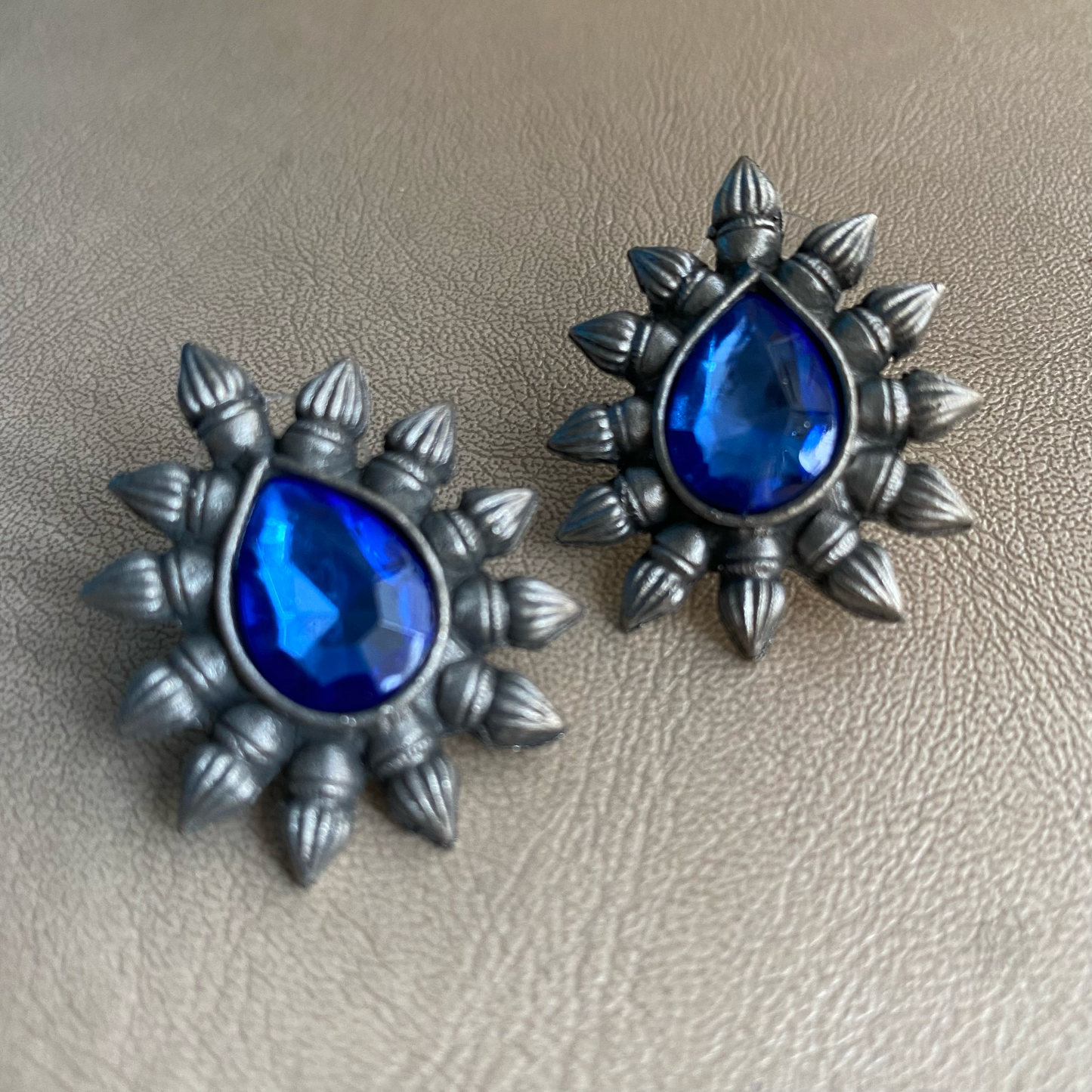 Stone drop studs