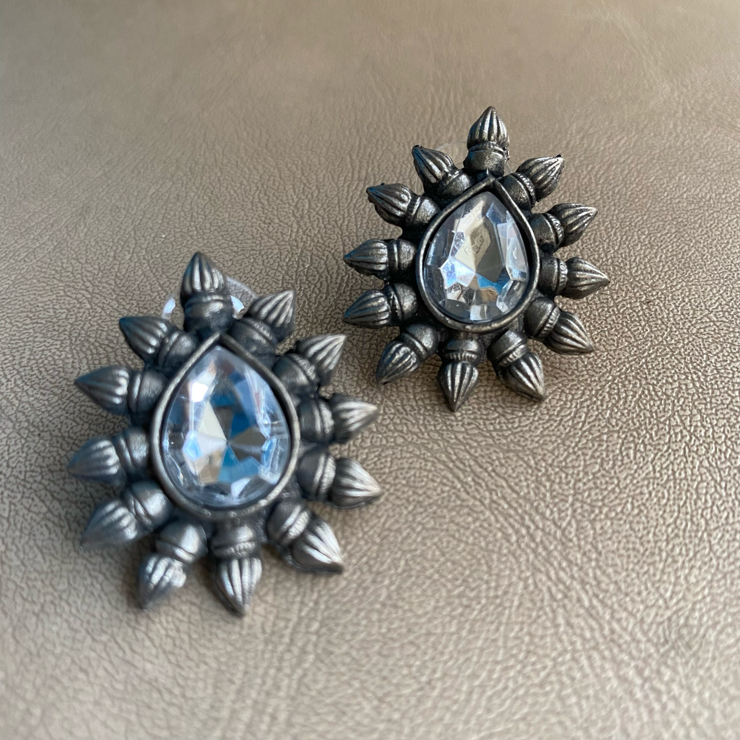 Stone drop studs